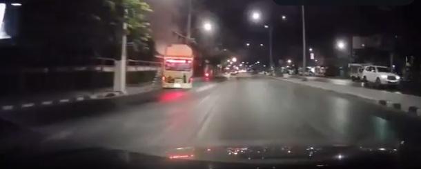 巴士靠左駛,突然騰起。(互聯網)