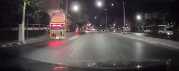 巴士突然騰起,看似「往上爬」,且上下擺動。(互聯網)