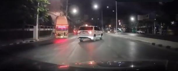 巴士四輪懸空,停在路邊。(互聯網)