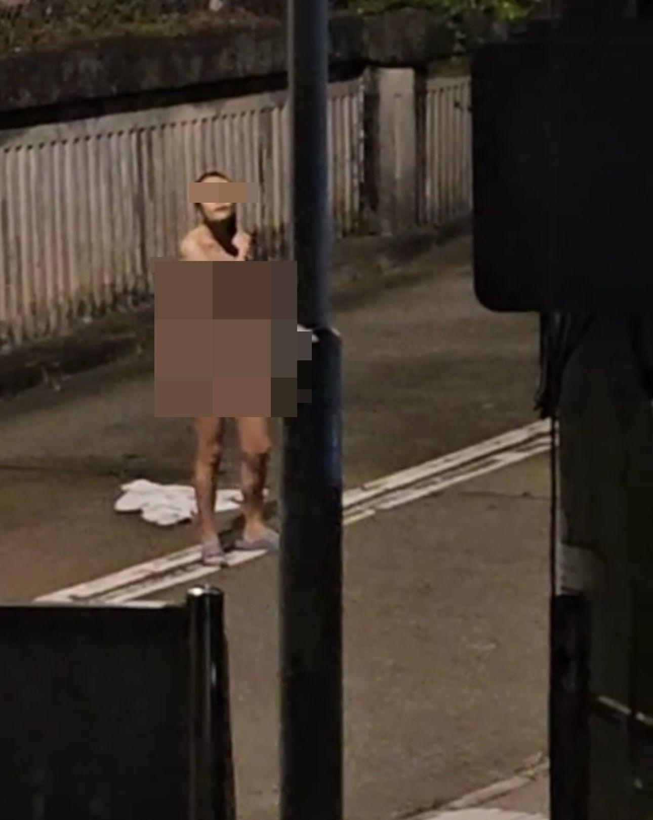 長髮裸女撥一撥頭髮,怒氣沖沖逼近男子。(網片截圖)