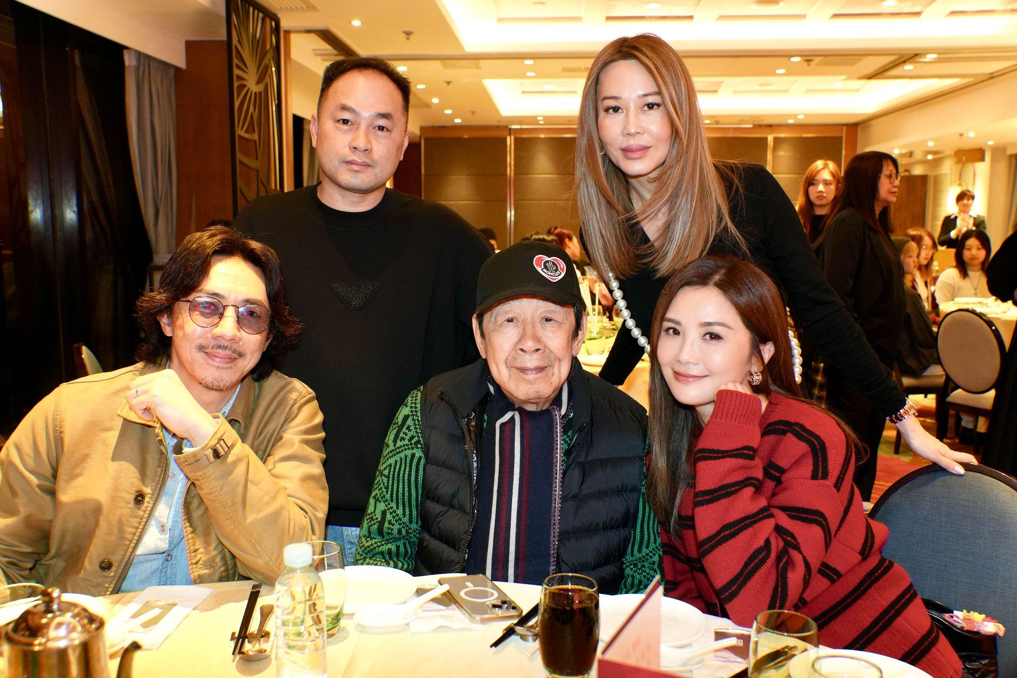 阿聰、阿Sa逐台敬酒,充滿喜慶歡樂氣氛。