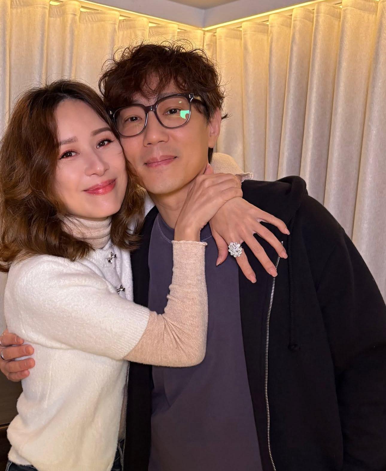 應毅烽於2006年娶鄺文珣為妻,年前更參加《中年好聲音》。