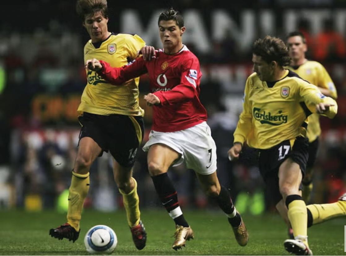 C朗拿度第一次效力曼聯時,踢過Nike足球T90 Aerow