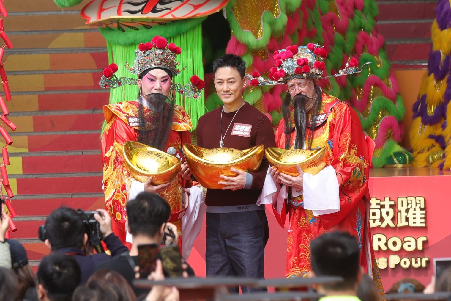 林峯與中、西「財神」抱著金元寶合照。