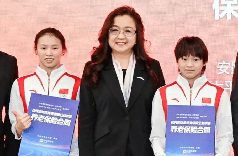 全紅嬋(右)、陳芋汐(左)獲贈「終身養老金」。(經濟觀察報圖片)