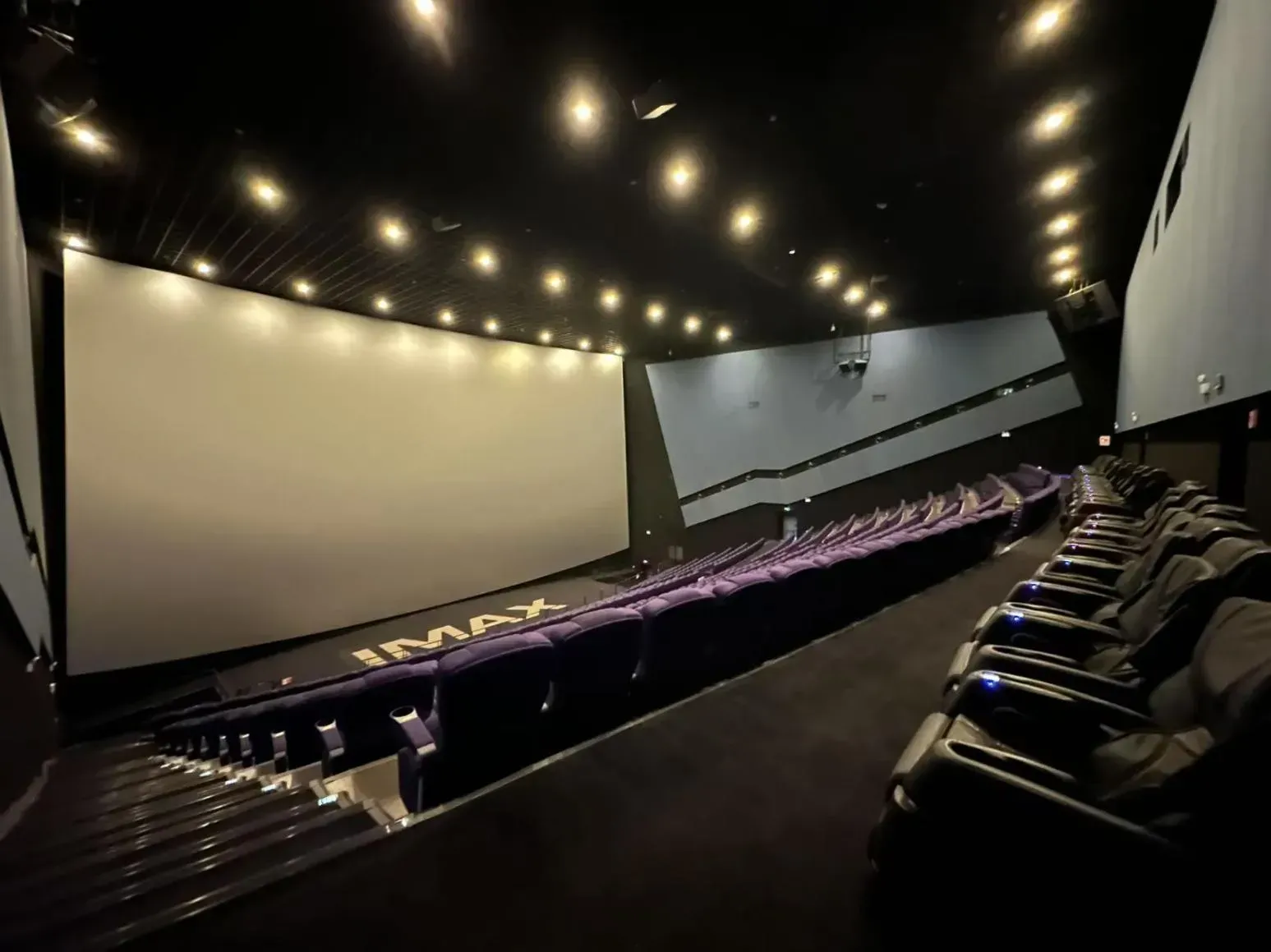 貴陽越界影城戲院有全亞洲最寬的IMAX大銀幕。(微博)