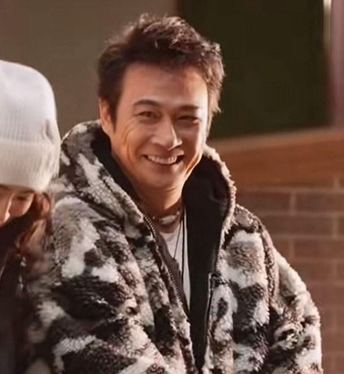 蛇精男生硬地讀出對白,然後倒地,畫面尷尬到令吳鎮宇退了好幾步。