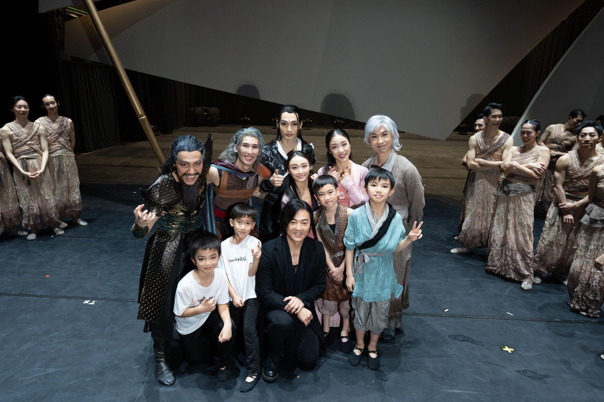 鄭伊健為香港舞蹈團「港漫武俠舞劇《風雲》慈善場」演唱《一對對》。