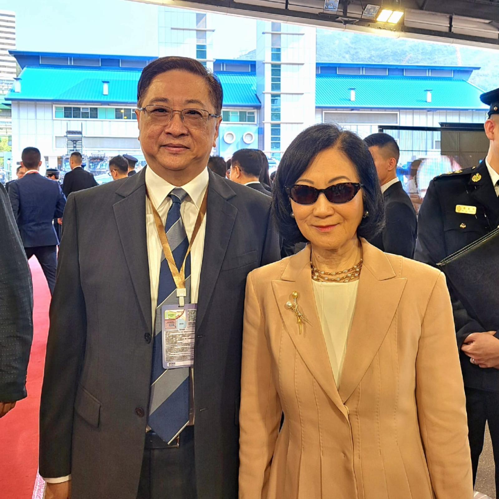 葉劉淑儀不時配戴墨鏡(葉劉淑儀fb)