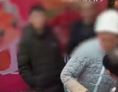 兩名女子在彩券行爭執,有傳原因是兩人因在溝通兌換方法上出現誤會。(微博圖片)