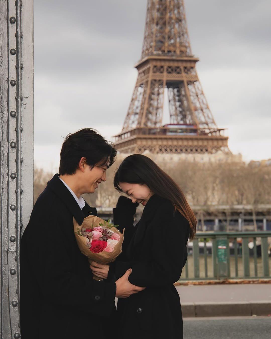 一系列求婚照浪漫又感動,可見女方感動落淚。