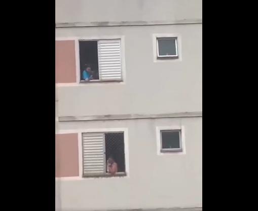 女子最後把紙箱棄掉,將小狗抱起。(互聯網)