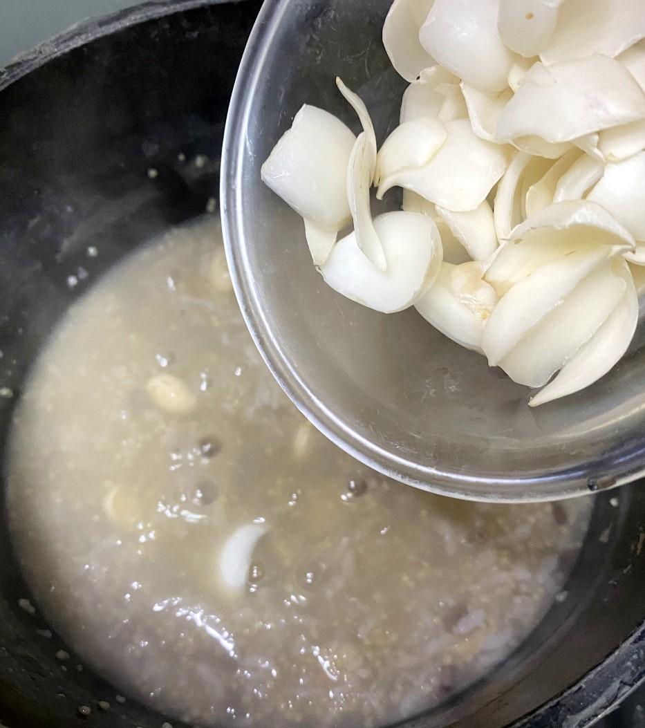 3. 開細火,加入冰糖和百合,再煲10分鐘。