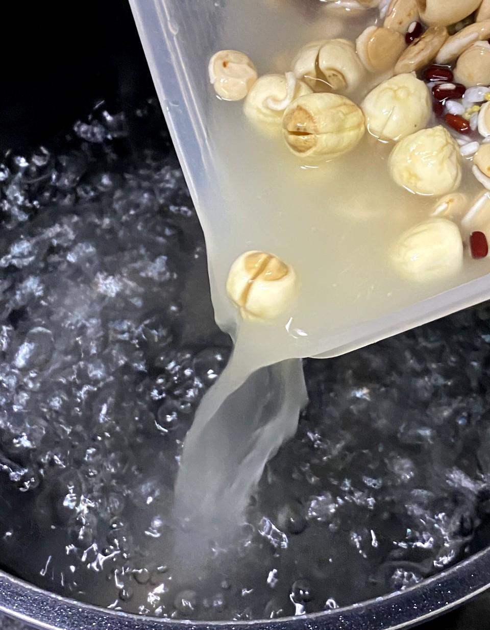 2. 煲滾水,加入浸過的材料,滾起後收中火繼續煲20分鐘,再收細火煲20分鐘。蓋上,焗10分鐘。