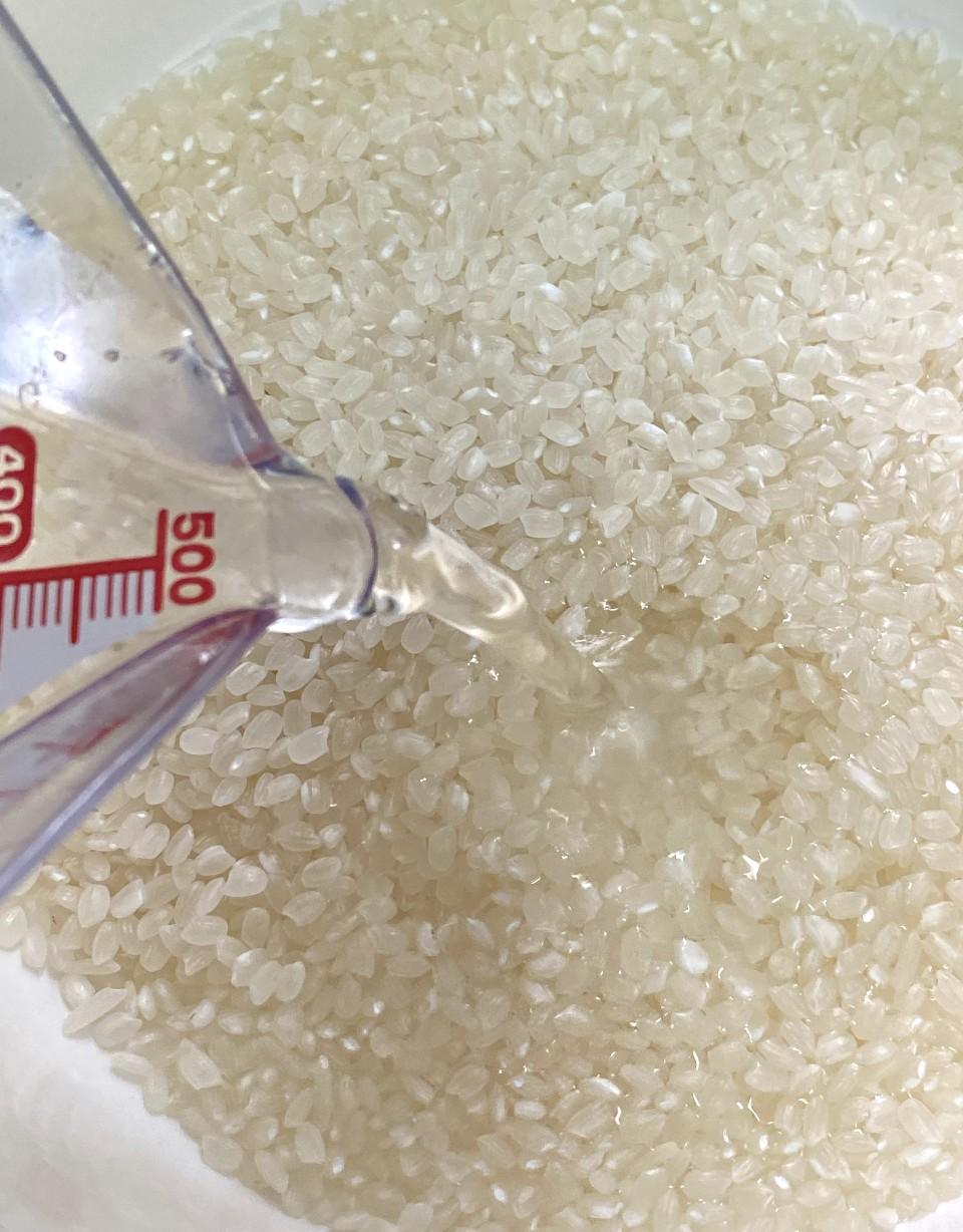 1. 赤小豆、蓮子和扁豆浸1小時。珍珠米和小米浸20分鐘。