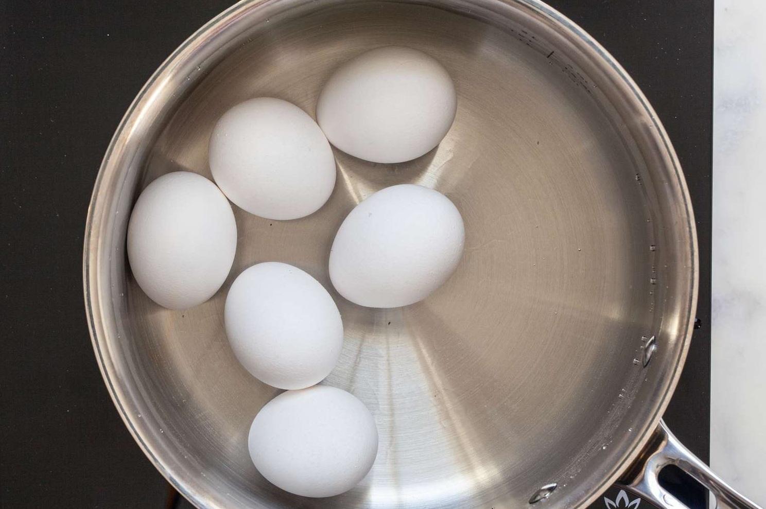 蛋黃於攝氏65度開始凝固,蛋白卻是85度才開始,蛋黃與蛋白凝固的溫度不同,使得煮蛋成為精巧的技術。(互聯網)