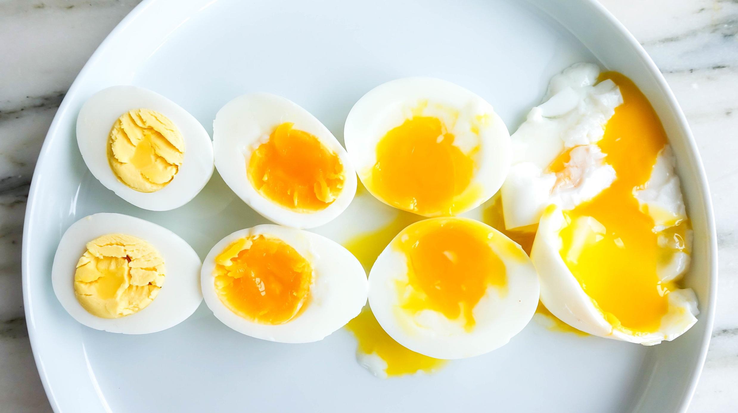喜歡吃全熟蛋、溏心蛋還是溫泉蛋?如何煮出各種不同熟度的水煮蛋,是一門高深的學問。(互聯網)