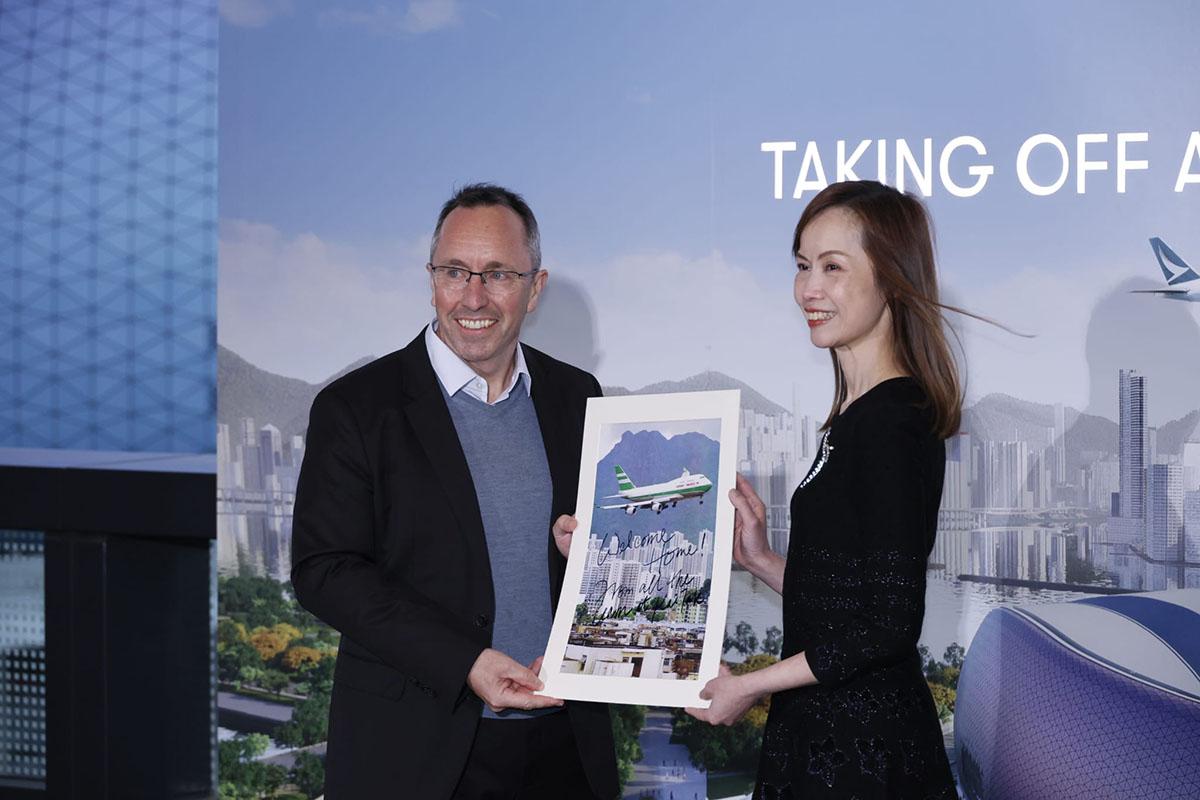 劉凱詩(右)表示,舊啟德機場對國泰航空意義非凡;旁為莊澤基。(林俊源攝)