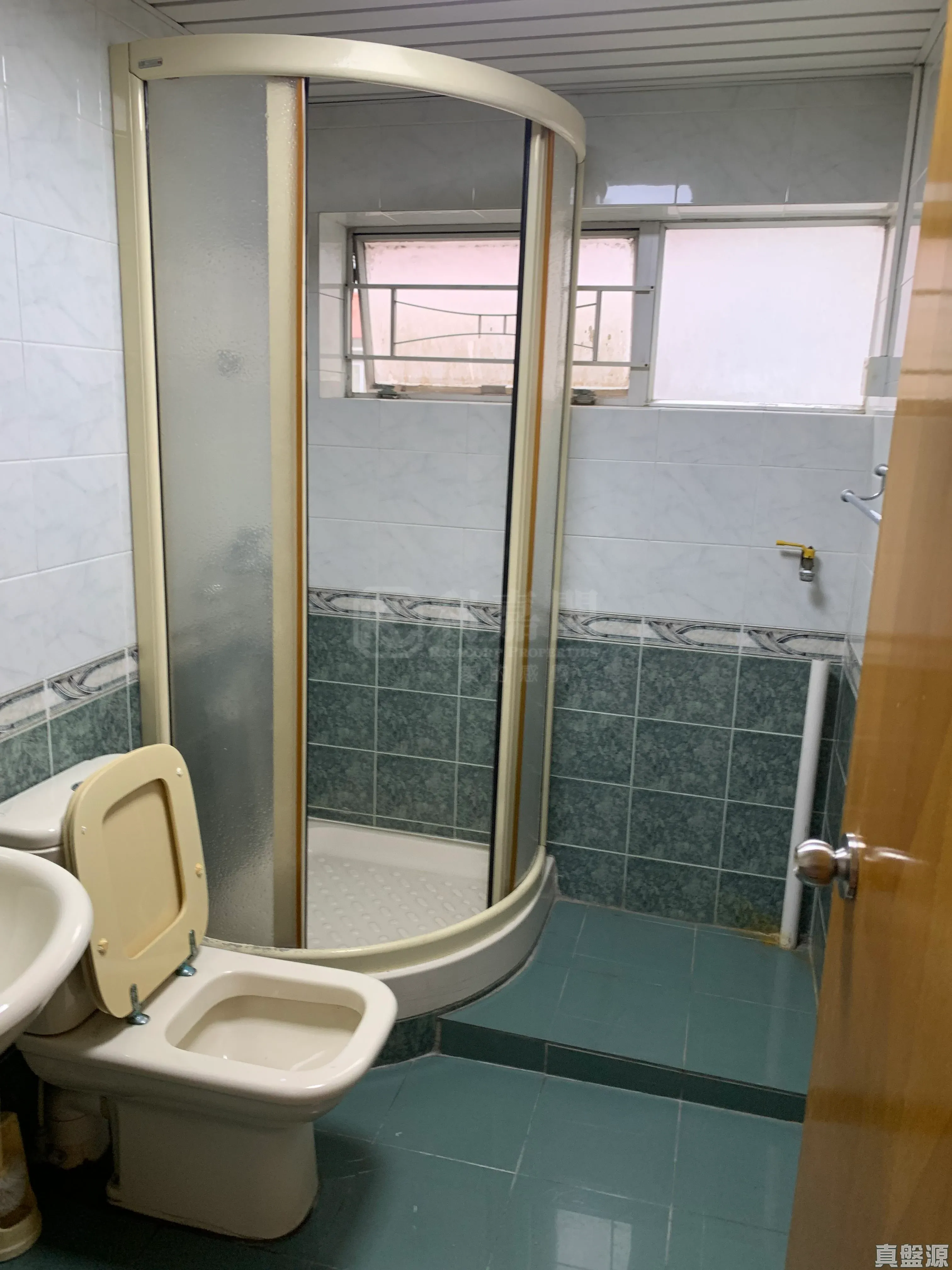 浴室為明廁,通爽光猛。(代理提供)