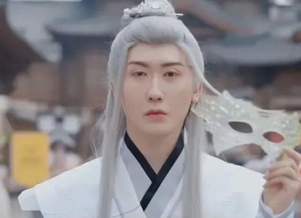 人稱蛇精男的劉梓晨,在節扮演電視劇《長相思》中的蛇妖「相柳」。