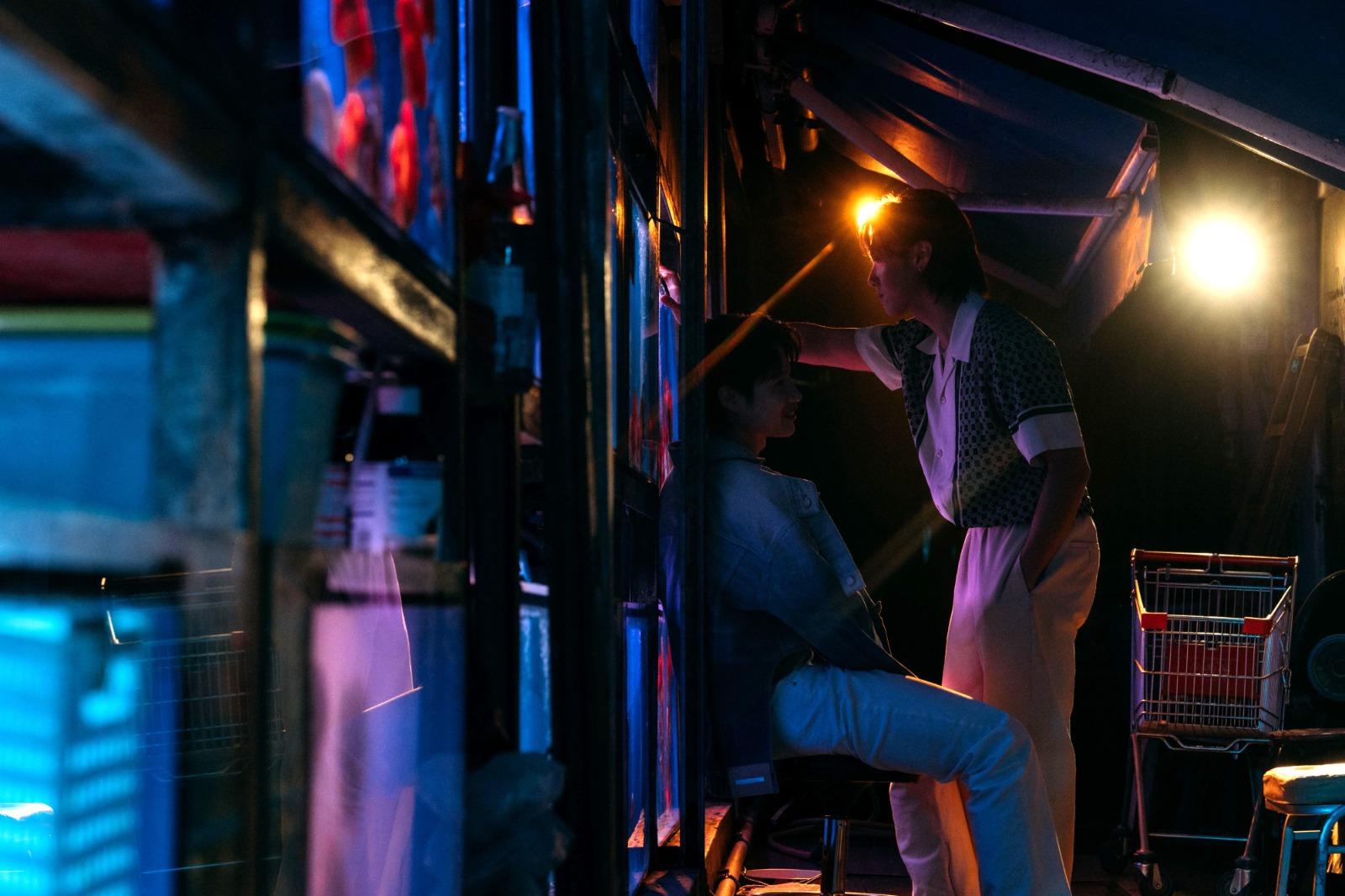 力臻在MV中上演「壁咚」,Michael C自言擔心產生出真感情。