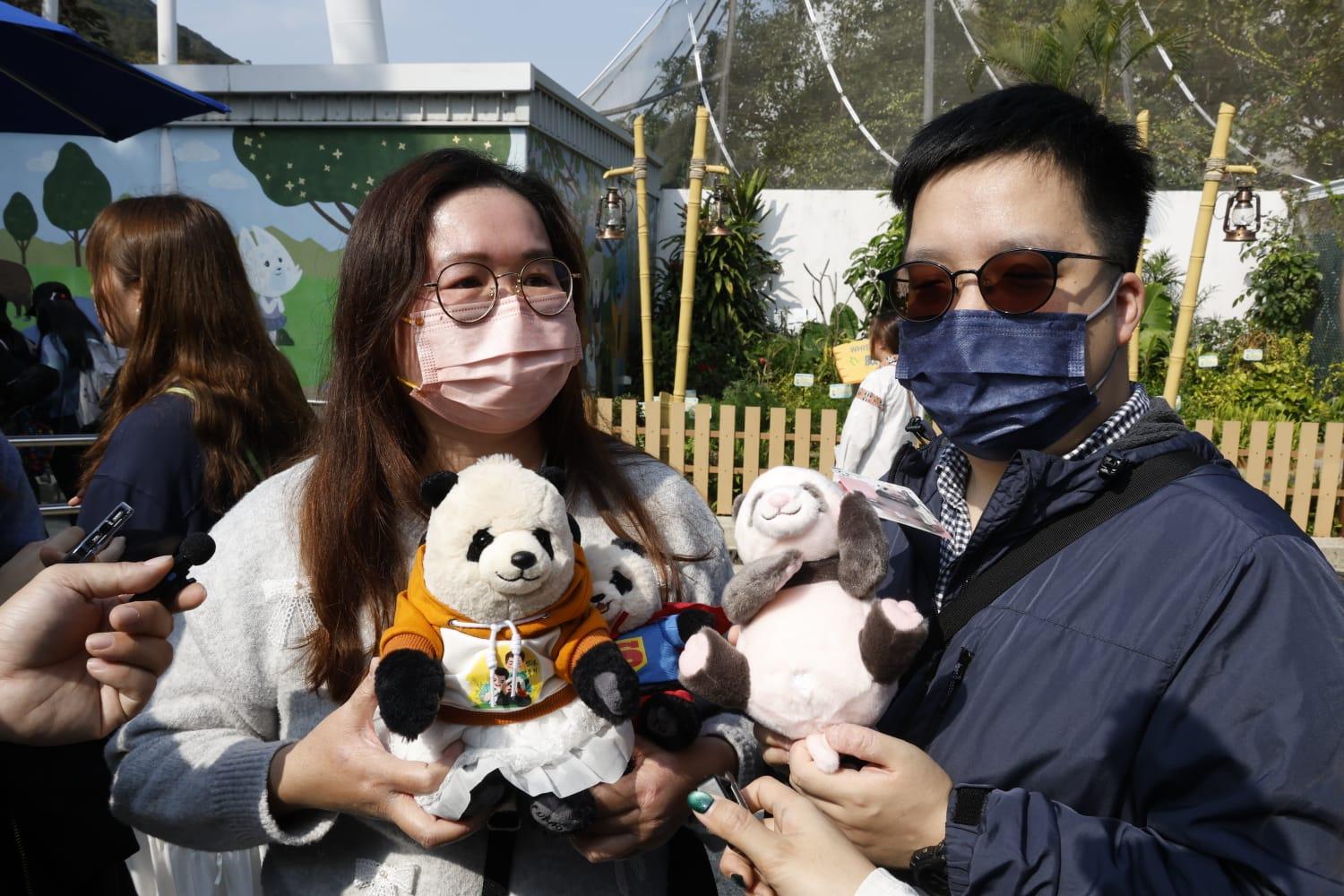 市民帶同紀念品入場。(林俊源攝)