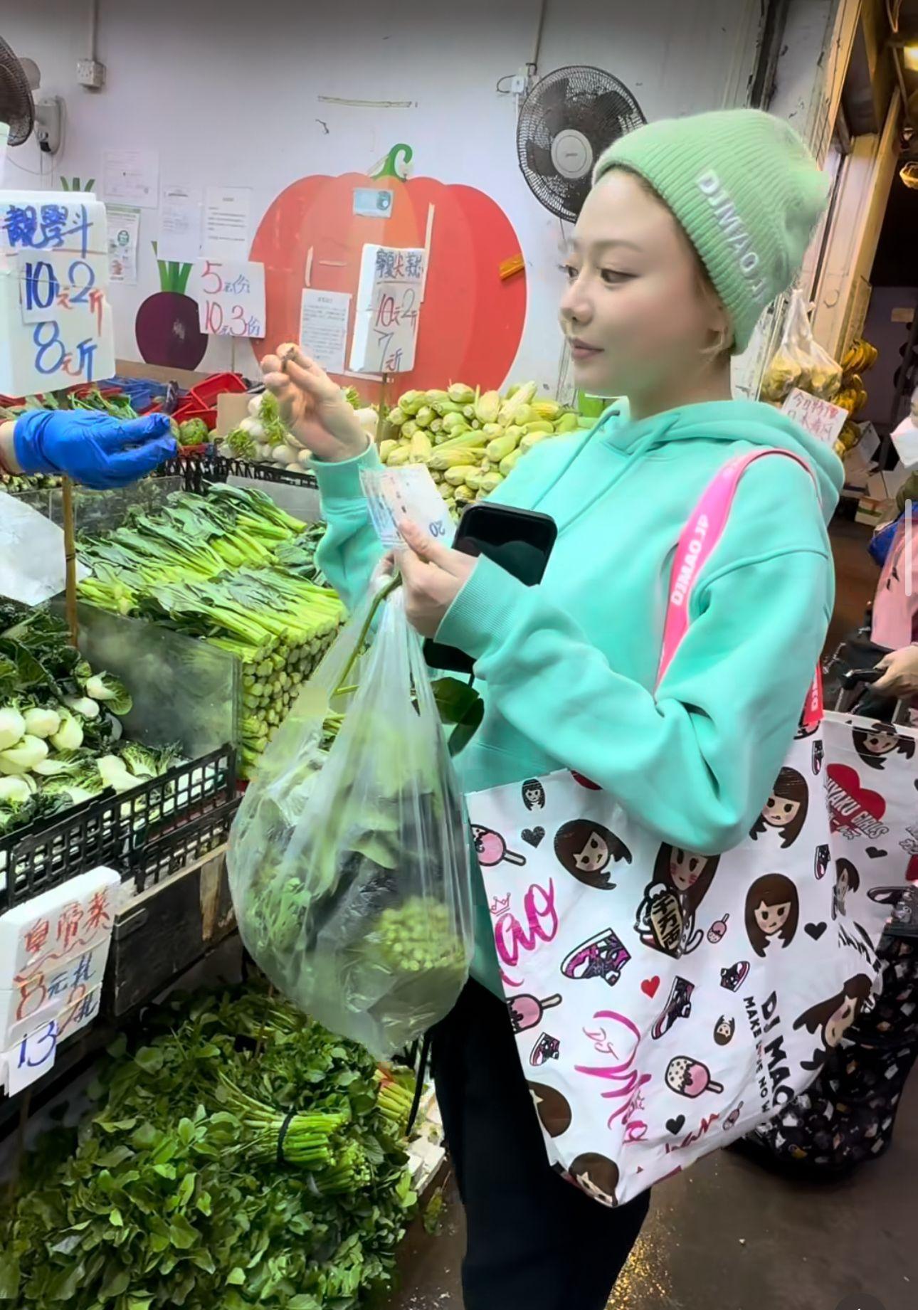 濱崎真緒殺入街市展開買菜體驗。