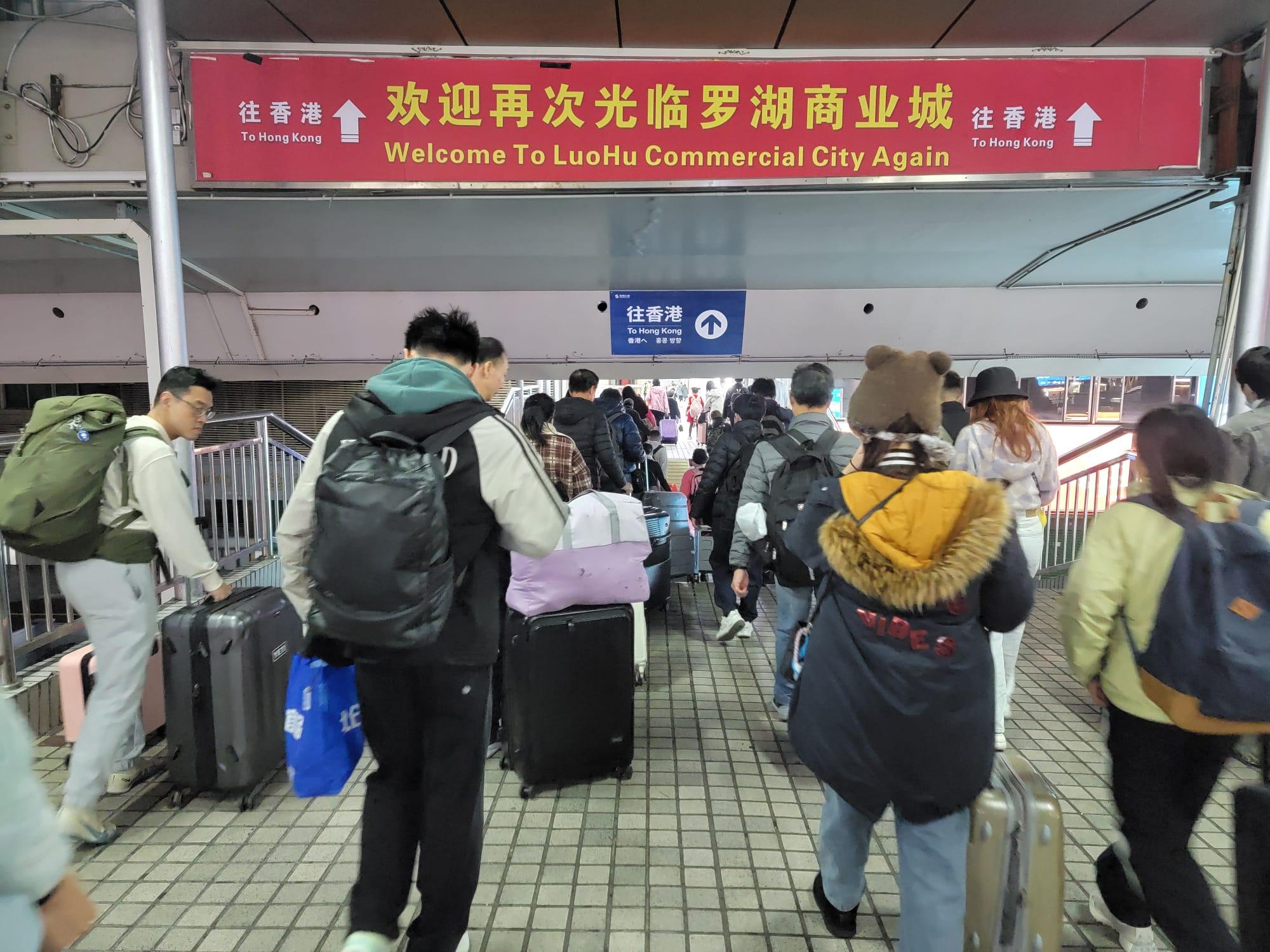 春節假期最後一日迎返港人潮。(鍾式明攝)