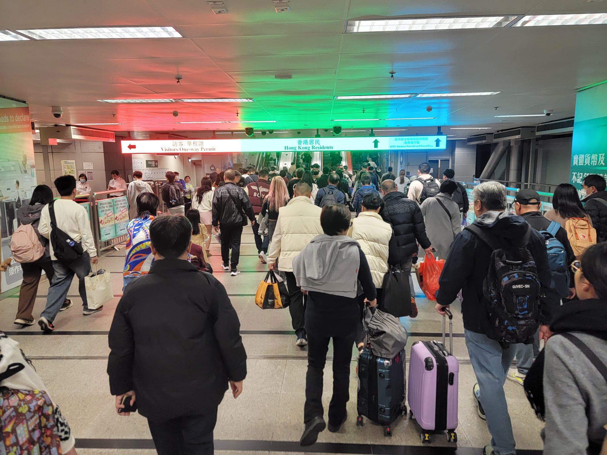 春節假期最後一日迎返港人潮。(鍾式明攝)