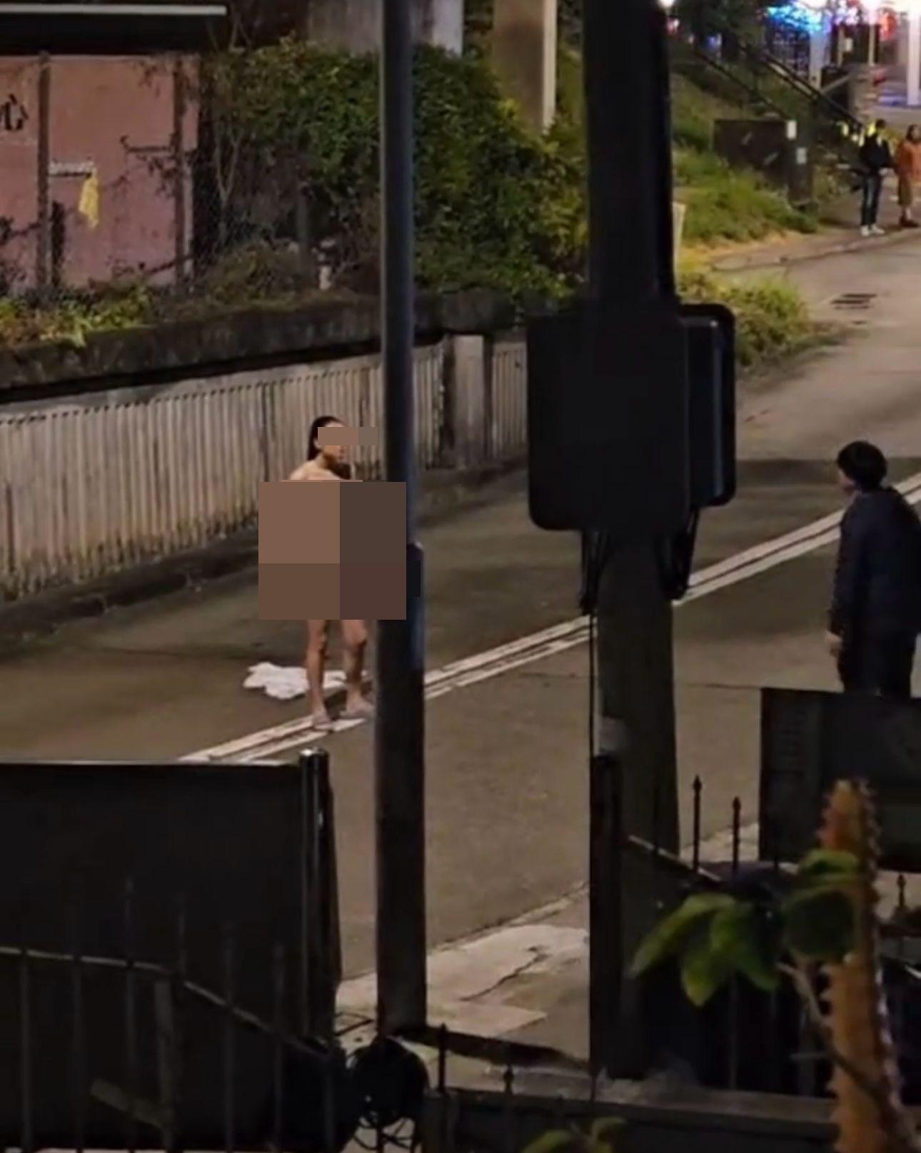 長髮裸女喝斥男子「來呀!我除晒衫你仲唔報警,你唔係好慘好委屈㗎咩!」(網片截圖)