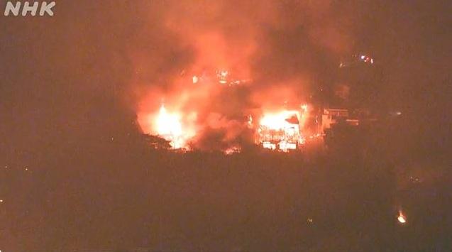 岩手縣大船渡市赤崎町合足地區周三發生山火,入夜後火勢猛烈。(互聯網)