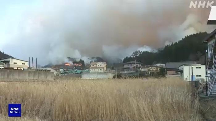 岩手縣大船渡市赤崎町合足地區周三下午發生山火,現場濃煙密布。(互聯網)