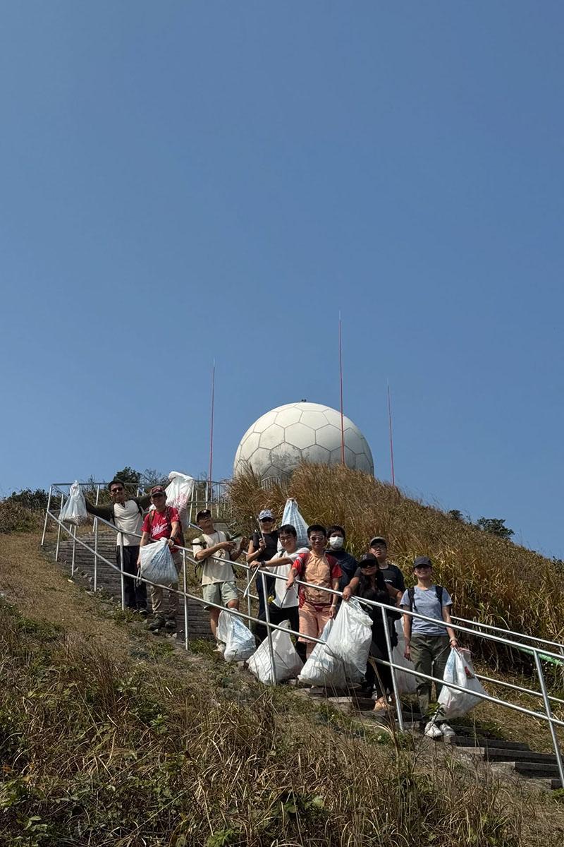港男組團登山執垃圾,今日在飛鵝山檢獲安全套和大量煙頭等。(Threads用戶「the_night_spyder」圖片)港男組團登山執垃圾,今日在飛鵝山檢獲安全套和大量煙頭等。(Threads用戶「the_night_spyder」圖片)