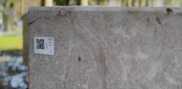 掃描QR Code,只會顯示逝世姓名及墓碑在墓園的位置。(互聯網)