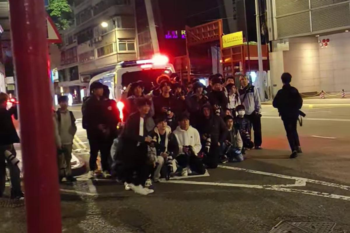 一批巴士迷凌晨站在禮頓道,準備拍攝渣打馬拉松特別路線。(網上影片截圖)