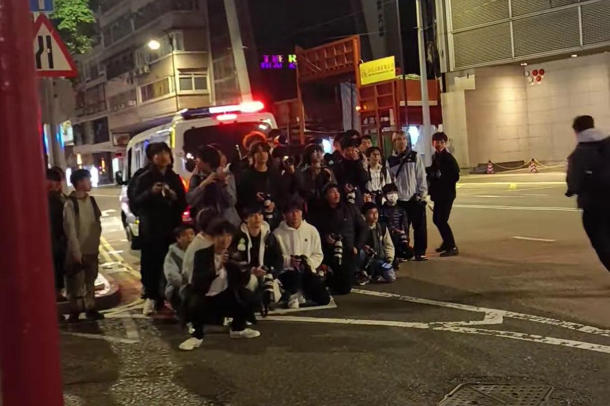 一批巴士迷凌晨站在禮頓道,準備拍攝渣打馬拉松特別路線。(網上影片截圖)