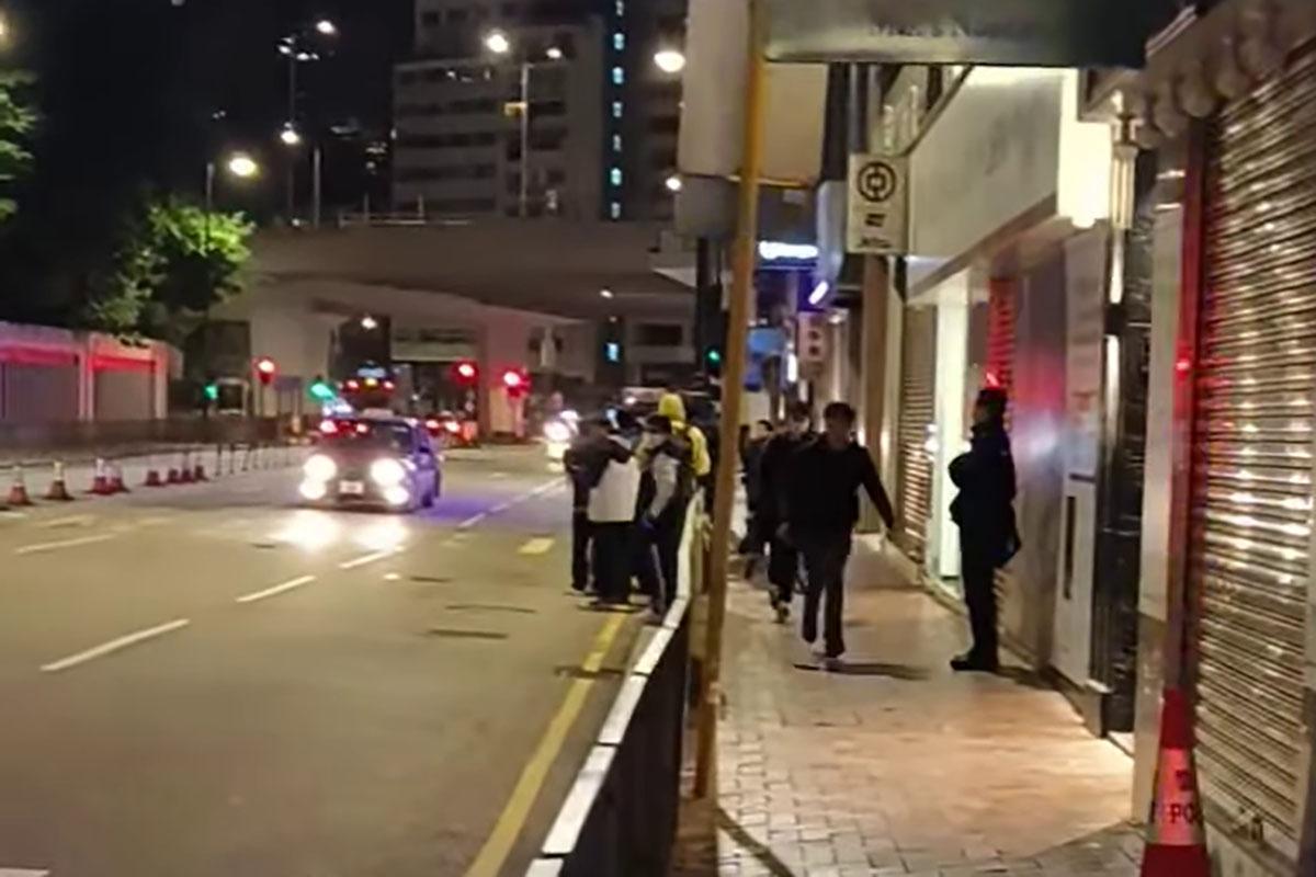 一批巴士迷凌晨站在禮頓道,準備拍攝渣打馬拉松特別路線。(網上影片截圖)