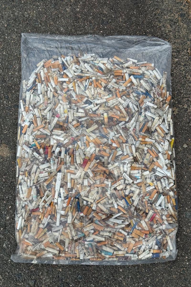 港男組團登山執垃圾,今日在飛鵝山檢獲安全套和大量煙頭等。(Threads用戶「the_night_spyder」圖片)