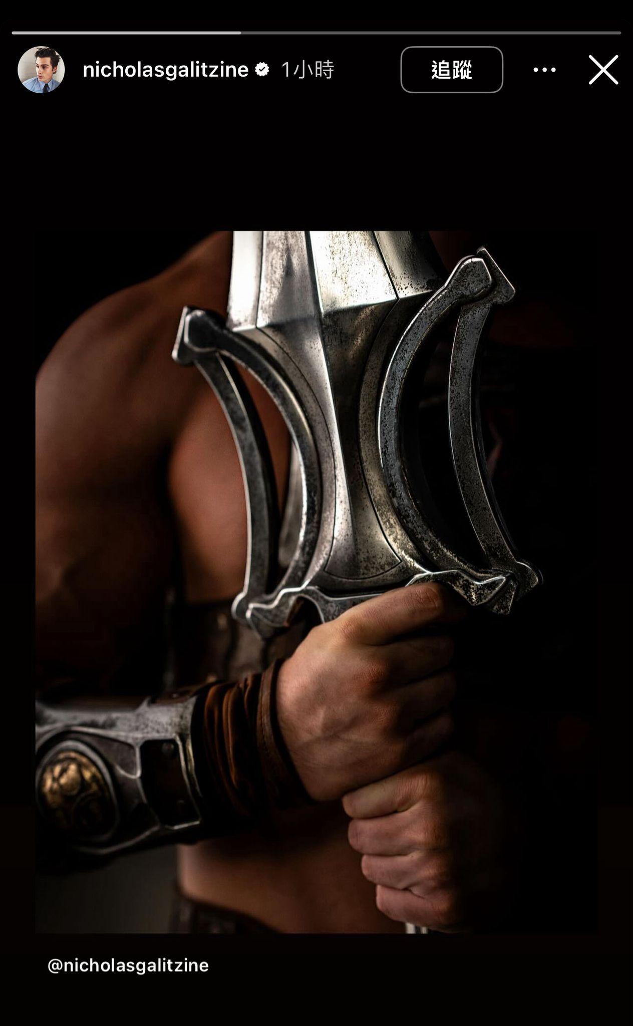 人氣男星Nicholas Galitzine在社交平台貼出手持寶劍的照片為真人版《He-Man》先行造勢。