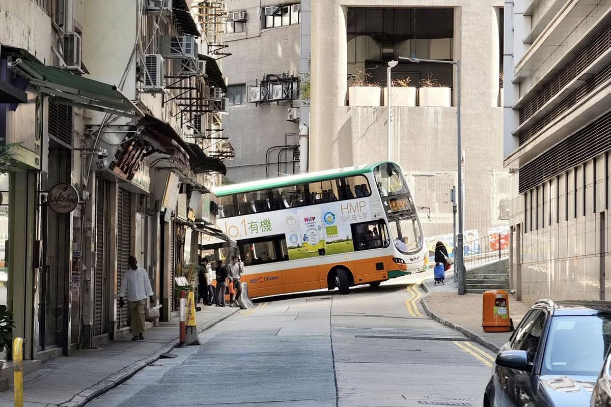 有巴士疑誤闖東邊街,於轉彎時卡在路中。(網民Marco Yiu@FB群組「西環變幻時」)