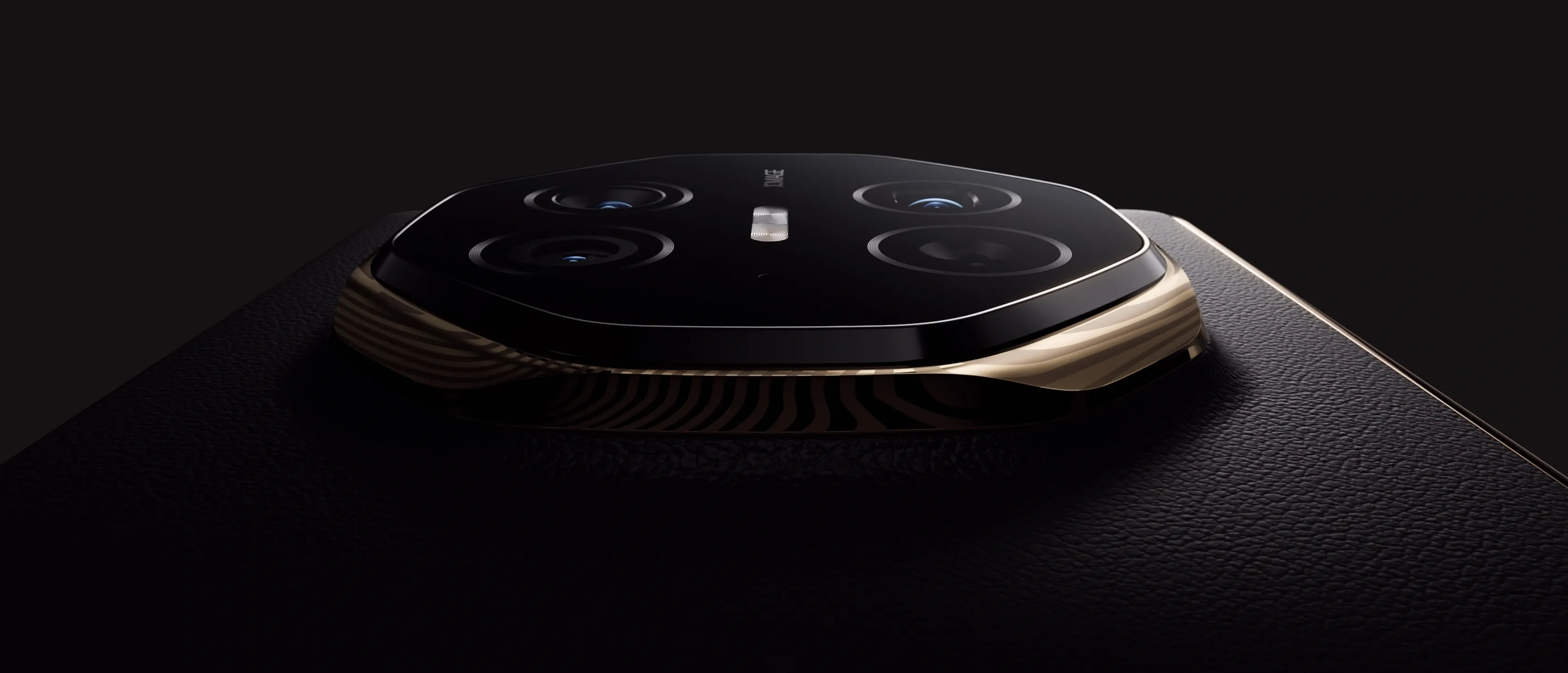 國行版 Mate XT配備三鏡頭,包括一個 50MP 主相機、12MP 超廣角相機以及帶有 5.5x 光學變焦的 12MP 潛望相機,前置鏡頭則為 8MP。