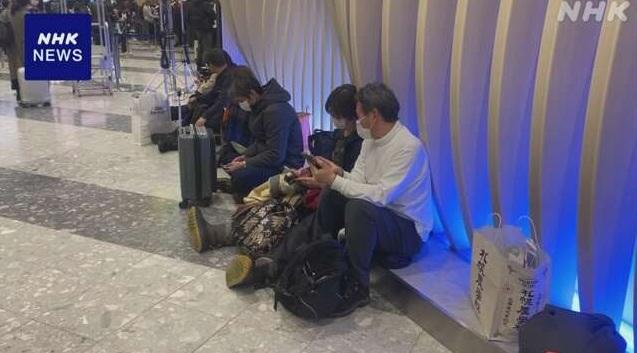 新千歲機場開放客運大樓,讓滯留旅客留宿。(互聯網)