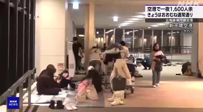 旅客在機場打地鋪留宿。(互聯網)