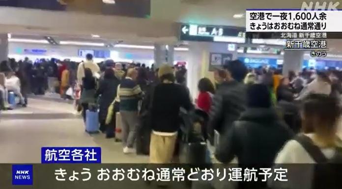 航空公司櫃枱前擠滿旅客。(互聯網)