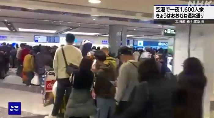 航空公司櫃枱前擠滿旅客。(互聯網)