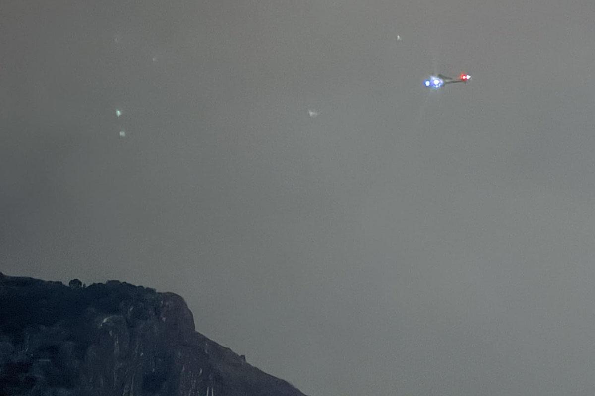 直升機在飛鵝山一帶盤旋搜救。(網民C Kuen Cheung@FB群組「Choi Wan Estate彩雲邨」)