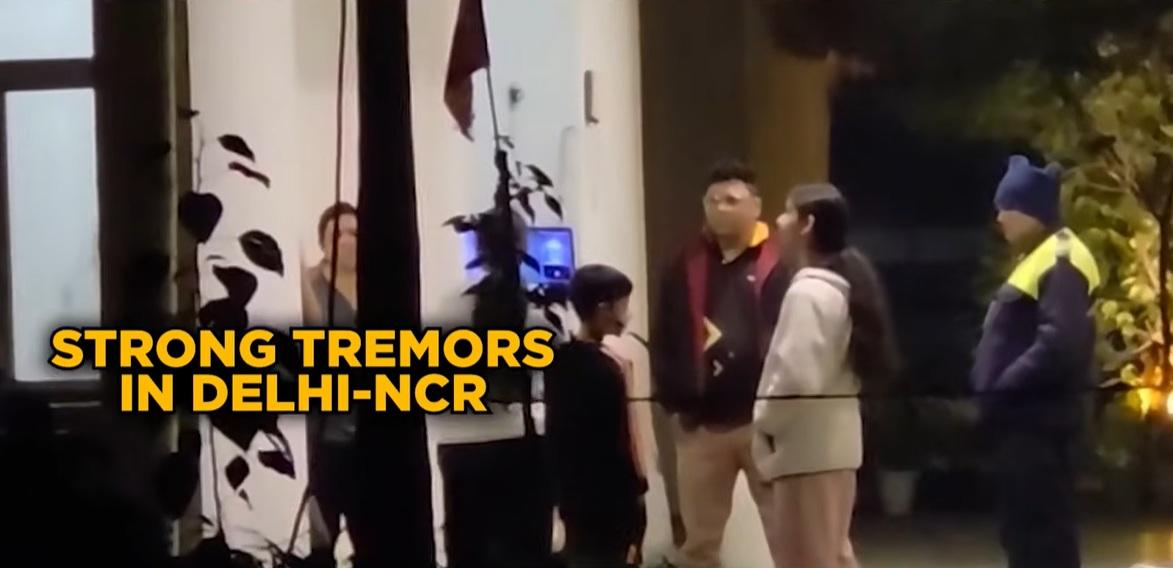 地震後,居民走到室外暫避。(互聯網)