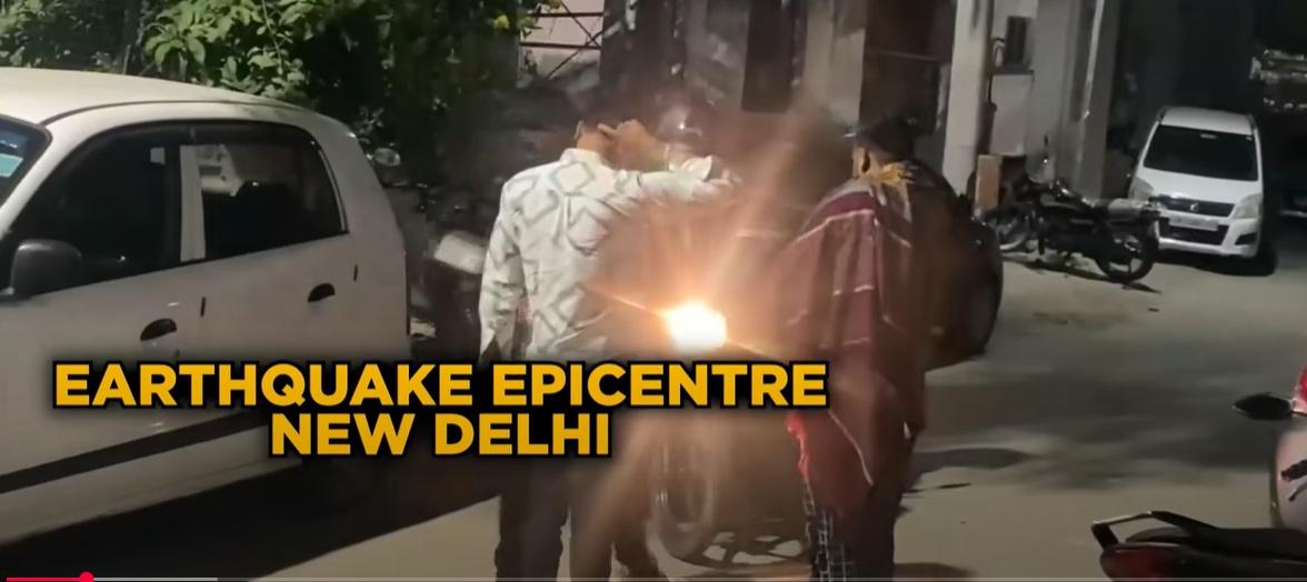 地震後,居民走到室外暫避。(互聯網)