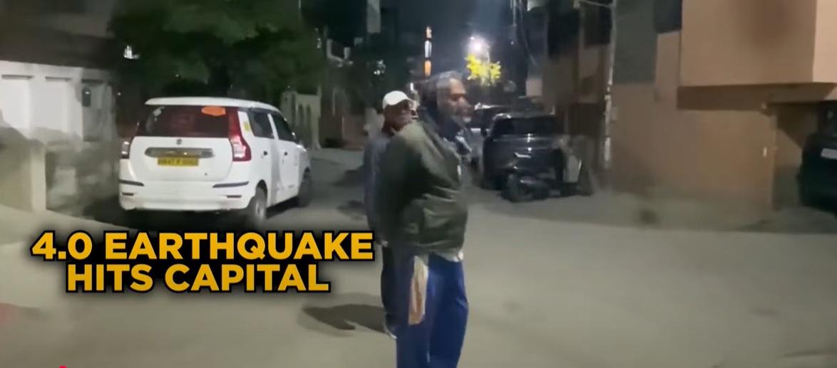 地震後,居民走到室外暫避。(互聯網)