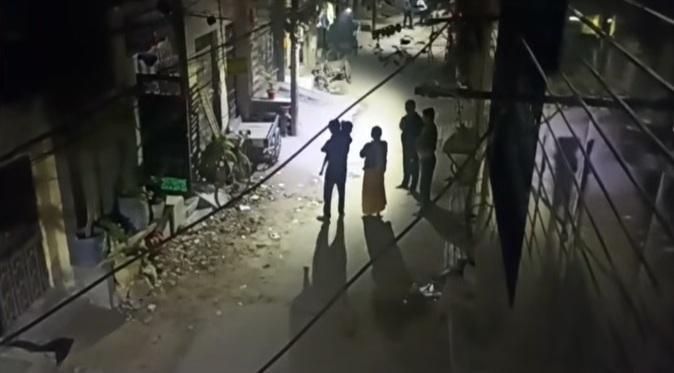 地震後,居民走到室外暫避。(互聯網)